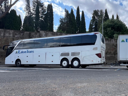 Autocar colorat care traversează o intersecție