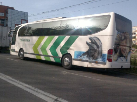 Autobuz Edion Trans inscripționat parcat pe marginea străzii