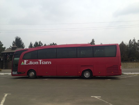 Autocar Edion Trans roșu aflat într-o autogară