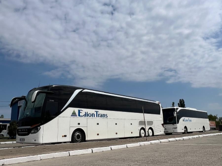 Autocar parcat la capătul unei alei