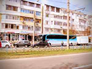 Autocar parcat in fata sediului Edion Trans